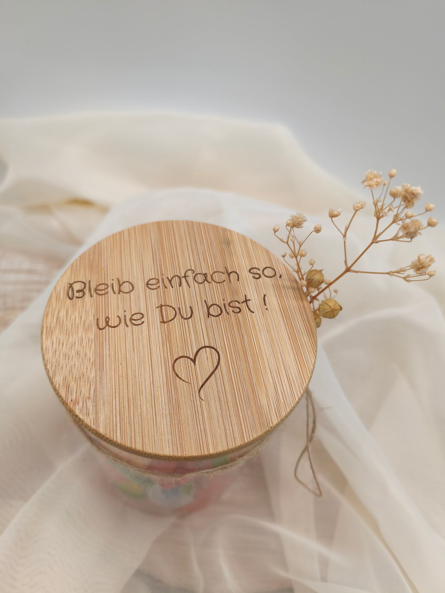 Gläser mit Holzdeckel
